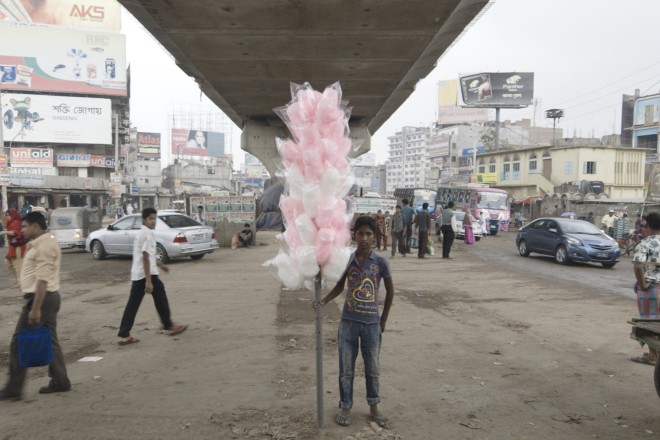 Straßenszene in Bangladesh aus dem Film "The Human Scale".