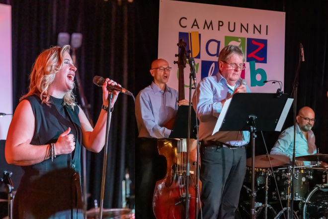 Foto: der Campunni Jazz Club und Henrike Tönnes