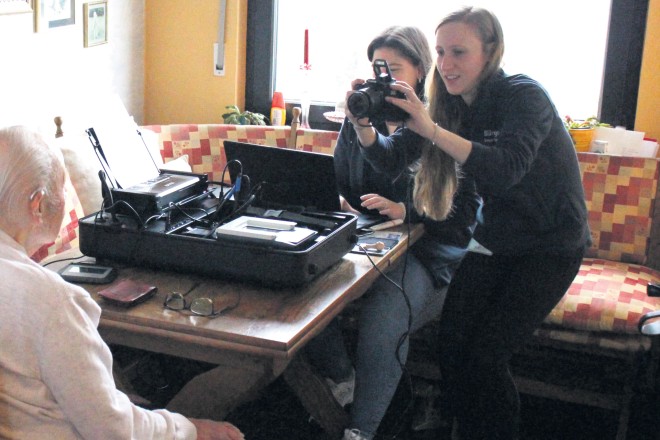 Janina Greschkowitz und Laura Otto (v.l.) vom Team des Bürgerkoffers bei einem Vor-Ort-Termin.