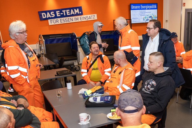 Oberbürgermeister Thomas Kufen besucht Mitarbeiter*innen der EBE.