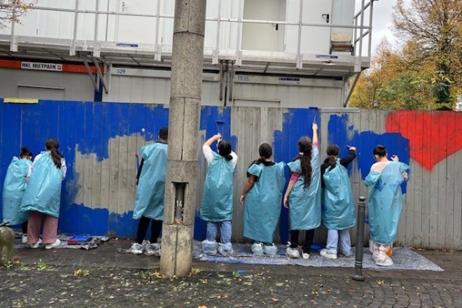 Foto: Graffiti-Projektwoche am Bauzaun der Baustelle WEBER1 in der Essener Innenstadt. 