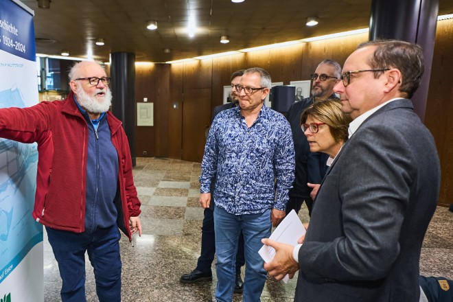 Foto: Oberbürgermeister Thomas Kufen bei der Eröffnung der Ausstellung "100 Jahre Parkfriedhof".