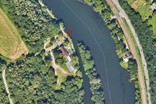 Foto: Asphaltweg im Naturschutzgebiet Heisinger Ruhraue nahe des Ausfluglokals "Rote Mühle"