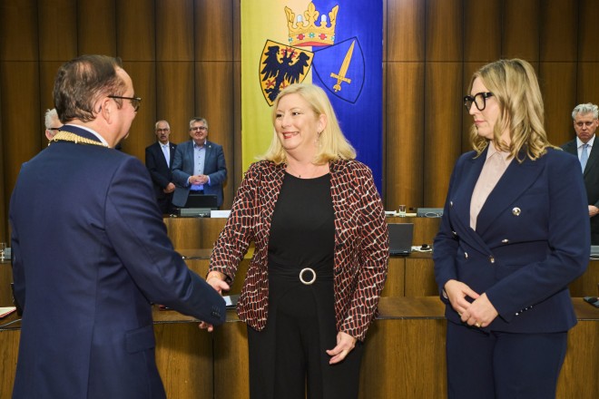 Foto: Oberbürgermeister Thomas Kufen vereidigt die beiden Bürgermeisterinnen Julia Jacob und Julia Klewin. 