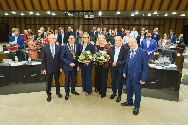Foto: Oberbürgermeister Thomas Kufen gemeinsam mit den Altbürgermeistern sowie den neuen Bürgermeisterinnen der Stadt Essen (v.l.n.r.): Reinhard Paß, Oberbürgermeister Thomas Kufen, Julia Klewin, Julia Jacob, Franz-Josef Britz und Norbert Kleine-Möllhoff. 