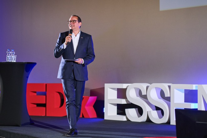 Oberbürgermeister Thomas Kufen begrüßt die Gäste der TEDx Essen 2025.