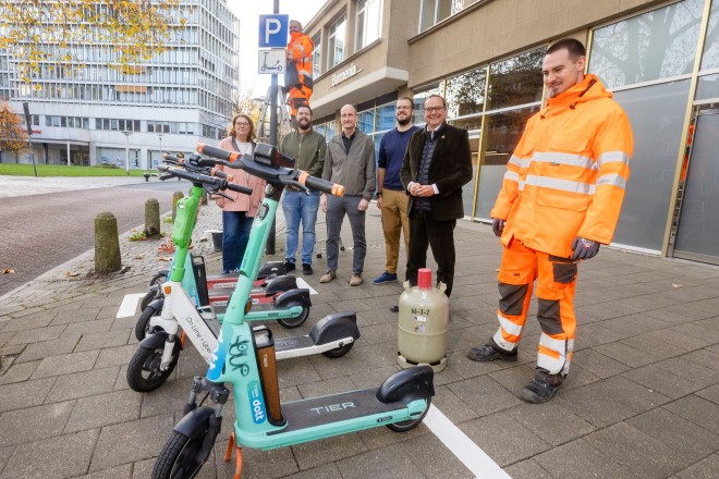 Foto: Einrichtung der Abstellfläche für E-Scooter am Hirschlandplatz in der Essener Innenstadt. 