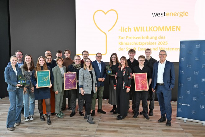 Foto: Preisverleihung an die Gewinner*innen des Westenergie Klimaschutzpreises mit Oberbürgermeister Thomas Kufen.
