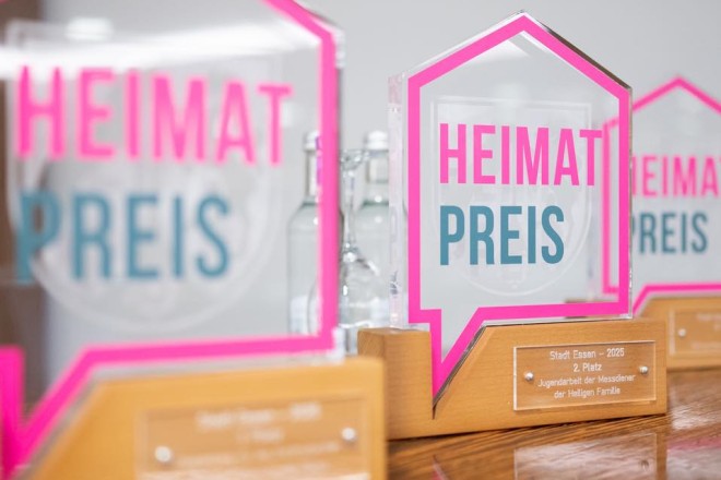 Foto: Am 5. November überreichte Oberbürgermeister Thomas Kufen den Gewinnerinnen*Gewinnern des Heimatpreises 2025 ihre Pokale.