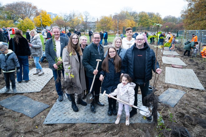 Pflege- und Adoptionsfamilien pflanzen gemeinsam mit Oberbürgermeister Thomas Kufen Mini-Wald im Schlosspark Borbeck.