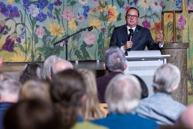 Oberbürgermeister Thomas Kufen spricht beim Gedenken an die Reichspogromnacht.
