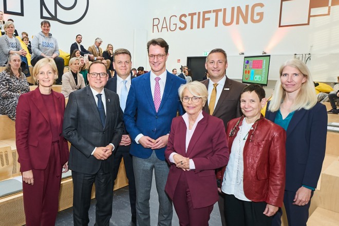 Oberbürgermeister Thomas Kufen, weihte das innovative Bildungsprojekt gemeinsam mit NRW-Ministerpräsident Hendrik Wüst, Bärbel Bergerhoff-Wodopia von der RAG-Stiftung sowie zahlreichen Gästen feierlich ein.