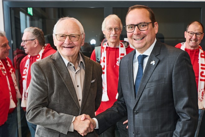 Oberbürgermeister Thomas Kufen gratuliert Willi "Ente" Lippens zum 80. Geburtstag.