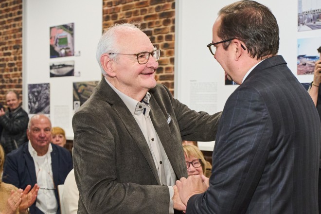 Oberbürgermeister Thomas Kufen gratuliert Willi "Ente" Lippens zum 80. Geburtstag.