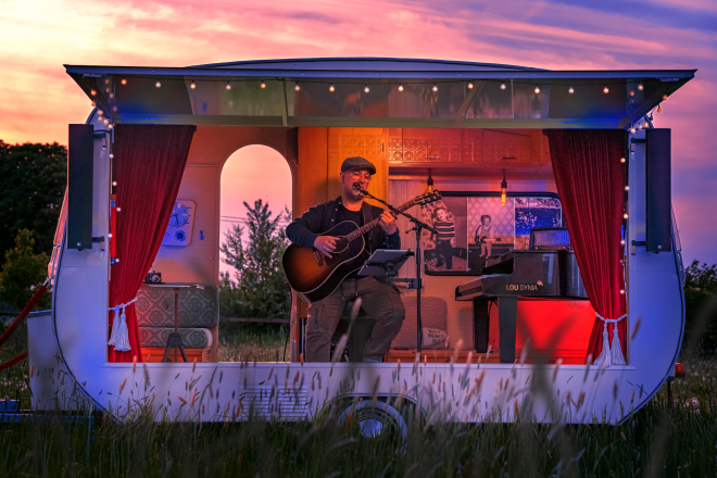 Sänger Lou Dynia begleitet den winterlichen Feierabendplausch im Grugapark musikalisch. 