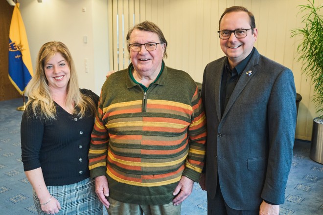 Oberbürgermeister Thomas Kufen mit Diandra Werner und Arthur Schimmelpfennig vom Gartenbauverein Bernetal e.V.