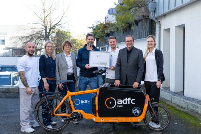 Oberbürgermeister Thomas Kufen bei der Auszeichnung von Alpha Physiotherapie als fahrradfreundlicher Arbeitgeber.