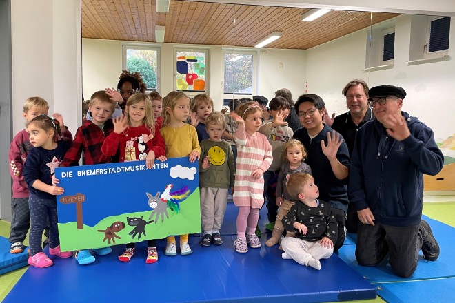 Die Kinder der städtischen Kita Kapitelwiese und Geschichtenerzähler Ricardo Steding.