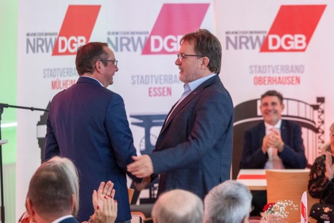 Oberbürgermeister Thomas Kufen würdigt Dieter Hillebrand für 33 Jahre gewerkschaftliches Engagement. 