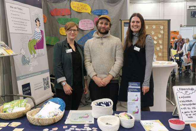 Mitarbeitende der Fachstelle ElsE (v.l.n.r.): Franziska Borchers, Philipp Lange und Anne Borgmann am Messe-Stand.