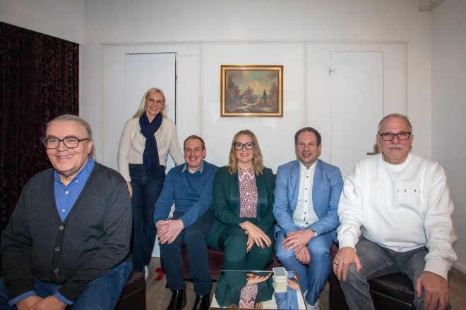 Bürgermeisterin Julia Klewin (3.v.r.) gratuliert zu 60 Jahre "Das Kleine Theater Essen".