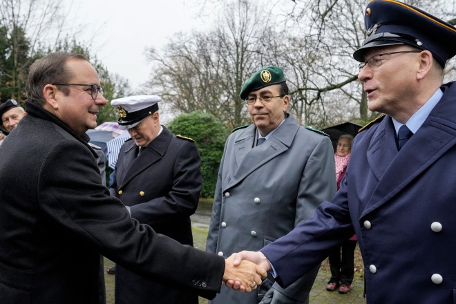 Foto: Oberbürgermeister Thomas Kufen bei der Gedenkveranstaltung am Volkstrauertag auf dem Südwestfriedhof in Fulerum. 