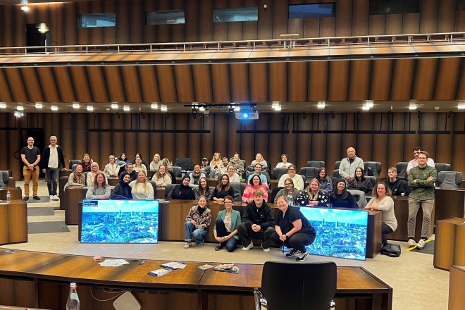 Fachkräfte der Jugendhilfe tauschten sich zum Thema "Hilfe zur Erziehung" (HzE) mit angehenden Erzieherinnen*Erziehern aus.