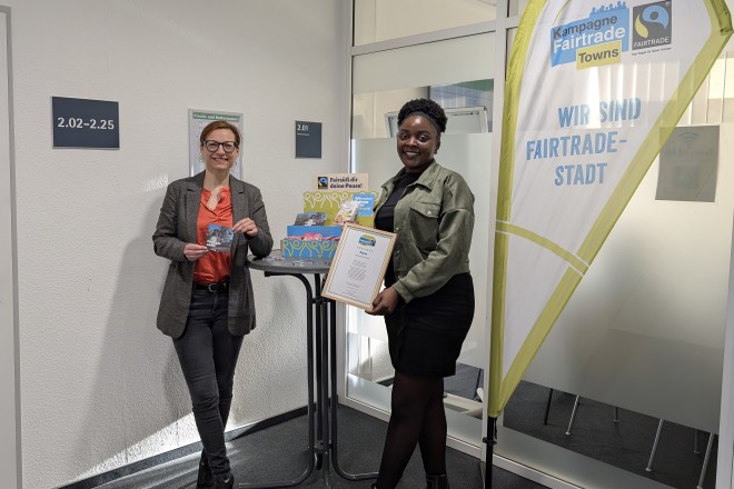 Foto: Die Stadt Essen wurde erneut als Fairtrade-Town ausgezeichnet (v.l.n.r.): Sonja Eisenmann und Melanie Bayo vom Umweltamt der Stadt Essen. 