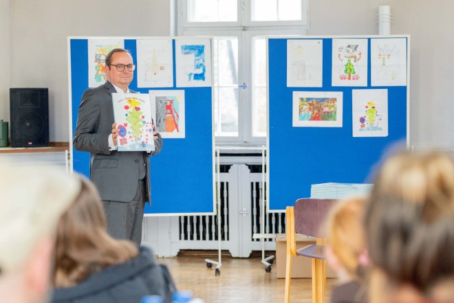 Foto: Oberbürgermeister Thomas Kufen überreichte die diesjährigen Adventskalender der Stadt Essen an Kinder im städtischen Kinderheim Funkestiftung.