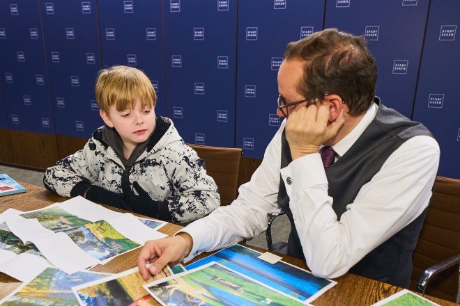 Oberbürgermeister Thomas Kufen im Austausch mit dem zehnjährigen Dean Rome.
