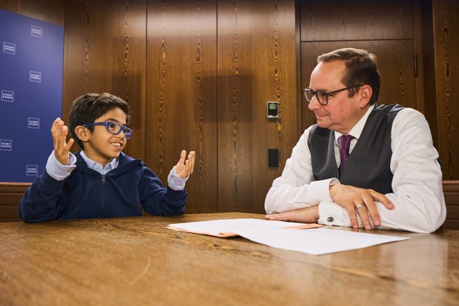 Oberbürgermeister Thomas Kufen beantwortet die Fragen des achtjährigen Nasserdin.
