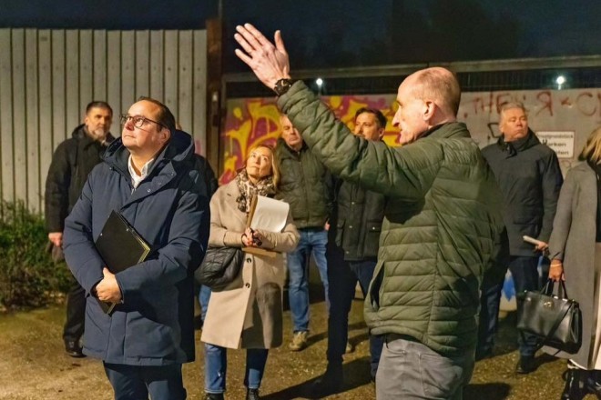 Oberbürgermeister Thomas Kufen beim Rundgang durch den Stadtteil Dellwig.