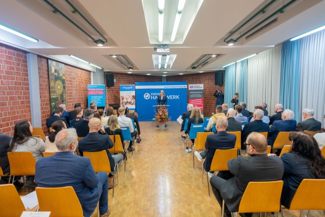 Bürgermeisterin Julia Klewin gratuliert den Lehrlingen der Kreishandwerkerschaft Essen zu Ihren herausragenden Leistungen im Handwerk.