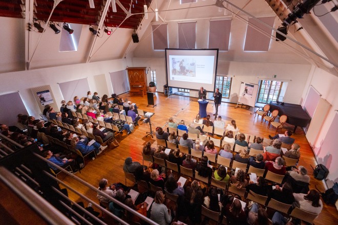 Carsten Bluhm, Leitung Jugendamt Essen, und Martin Gärtner, Verwaltungsleitung Gesundheitsamt Essen, begrüßten die 140 Teilnehmenden.