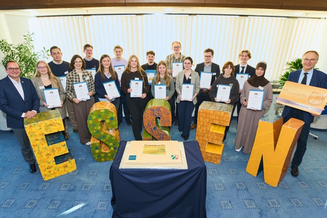 Foto: Urkundenvergabe zum Ehrenamtsstipendium