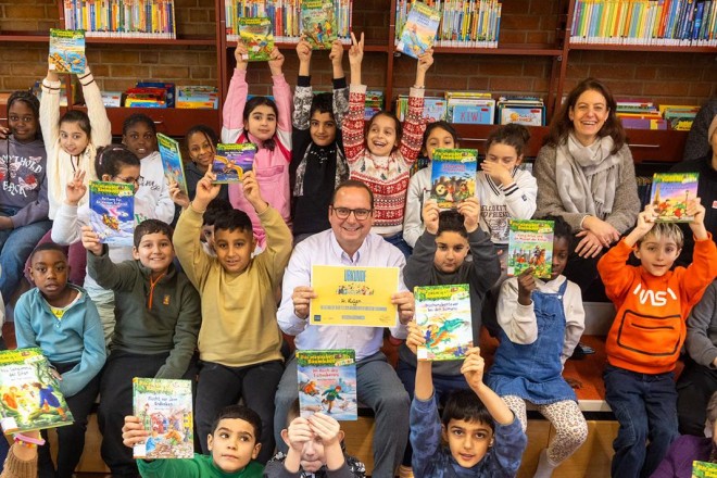 Oberbürgermeister Thomas Kufen mit Schüler*innen der dritten Klasse der Schule am Bergmannsfeld in der Stadtteilbibliothek Freisenbruch.