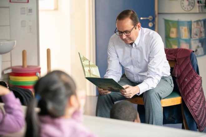 Oberbürgermeister Thomas Kufen liest zum Vorlesetag an der Münsterschule.
