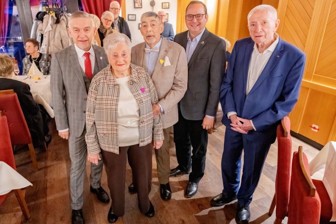 Oberbürgermeister Thomas Kufen gratuliert Ehepaar Rabe zur Eisernen Hochzeit.