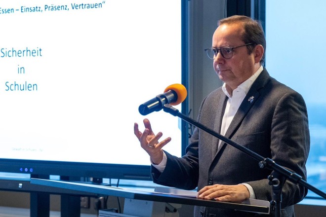 Oberbürgermeister Thomas Kufen begrüßt zum Auftakt der Gesprächsreihe zum Thema Sicherheit an Schulen.