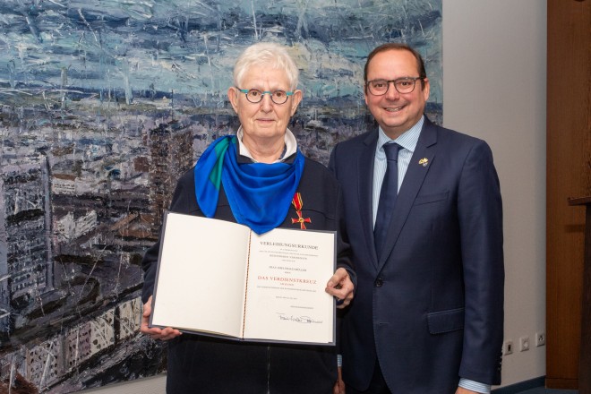 Foto: Essens Oberbürgermeister Thomas Kufen übergibt das Verdienstkreuz am Bande an Edeltraut Müller.