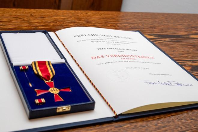 Foto: Urkunde zur Verleihung des Verdienstkreuzes am Bande an Edeltraut Müller