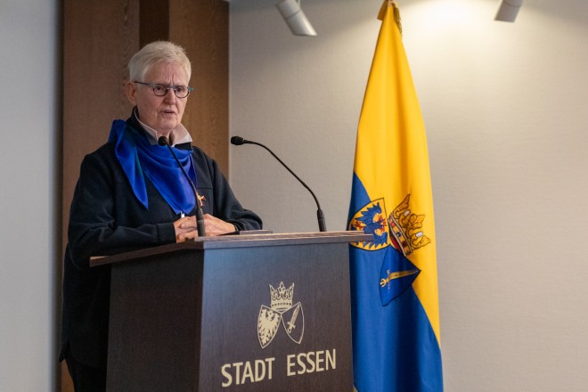 Foto: Edeltraut Müller spricht im Essener Rathaus.