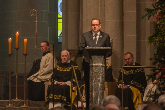 Oberbürgermeister Thomas Kufen erwies Reiniger bei der Trauerfeier im Essener Dom die letzte Ehre.