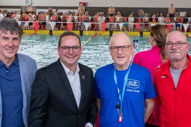 Foto: Oberbürgermeister Thomas Kufen bei den 15. Deutsche Kurzbahnmeisterschaften der Masters im Schwimmen im Sportbad Thurmfeld.