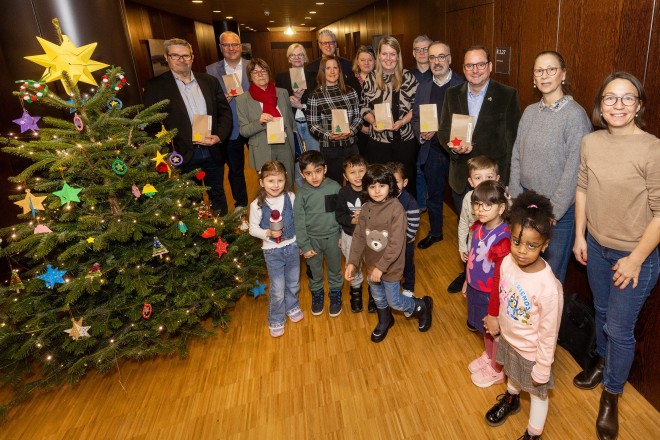 Kinder der städtischen Kita Helen-Keller-Straße 8 überreichten selbstgebastelte Adventstütchen an Oberbürgermeister Thomas Kufen und den Verwaltungsvorstand im Rathaus.