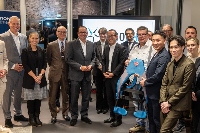 Oberbürgermeister Thomas Kufen bei der Büroeröffnung der Firma "Innophys".