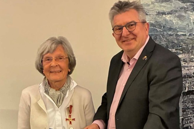 Peter Renzel, Stadtdirektor und Dezernent für Arbeit, Gesundheit und Soziales, übergibt Dr. Gabriele von La Rosée das Verdienstkreuz am Bande.