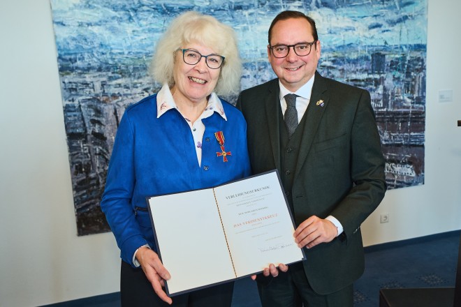 Am 9. Dezember übergab Essens Oberbürgermeister Thomas Kufen das Verdienstkreuz am Bande an Margarete Roderig. 