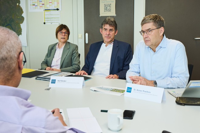 Stellten den aktuellen Stand der Machbarkeitsstudie zur geplanten Eissporthalle und Sportarena im Pressegespräch vor (v.l.n.r.): Simone Raskob, Geschäftsbereichsvorständin Umwelt, Verkehr und Sport, Ralf Becker, Betriebsleiter SBE, und Dr. Heiner Peschers, Institut für Sportstättenberatung GmbH, Bielefeld.