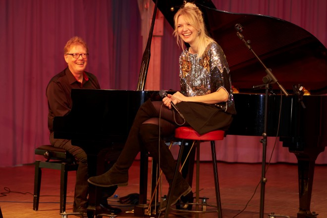 Das Duo Smoky Stage.